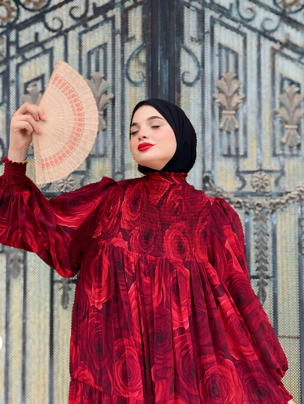 En Robe Fruit Rouge Robe Flower Rouge — Capricieuse